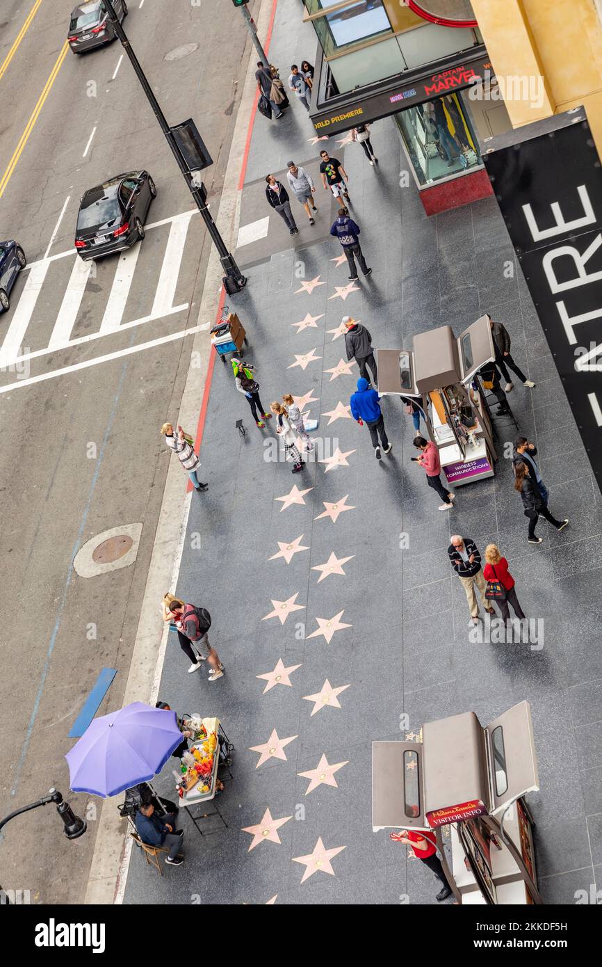 Los Angeles, USA - 5 marzo 2019: Antenna di passeggiata di fama con turisti in cerca di stelle e attori che guadagnano denaro posando per figure cinematografiche. Foto Stock