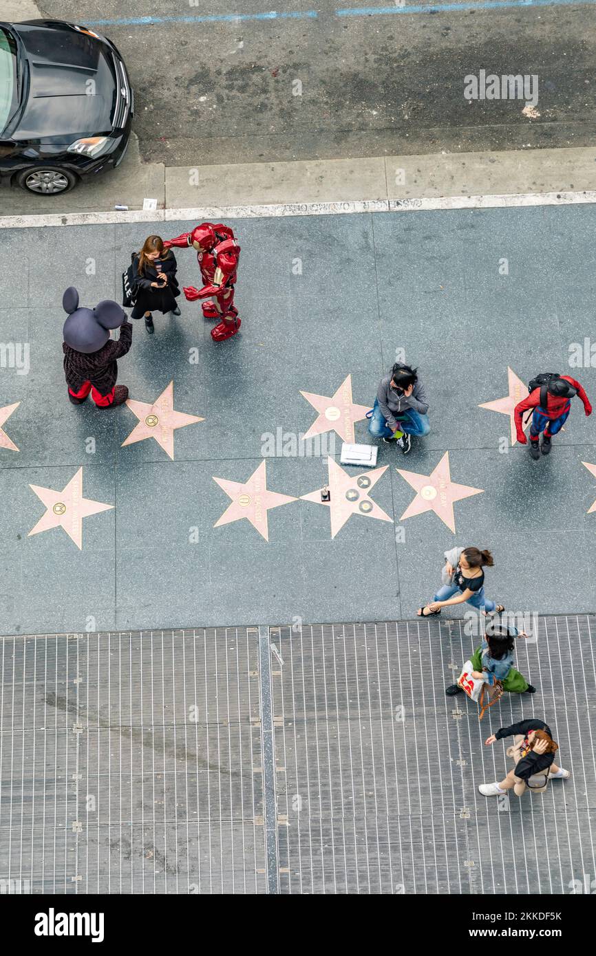 Los Angeles, USA - 5 marzo 2019: Antenna di passeggiata di fama con turisti in cerca di stelle e attori che guadagnano denaro posando per figure cinematografiche. Foto Stock