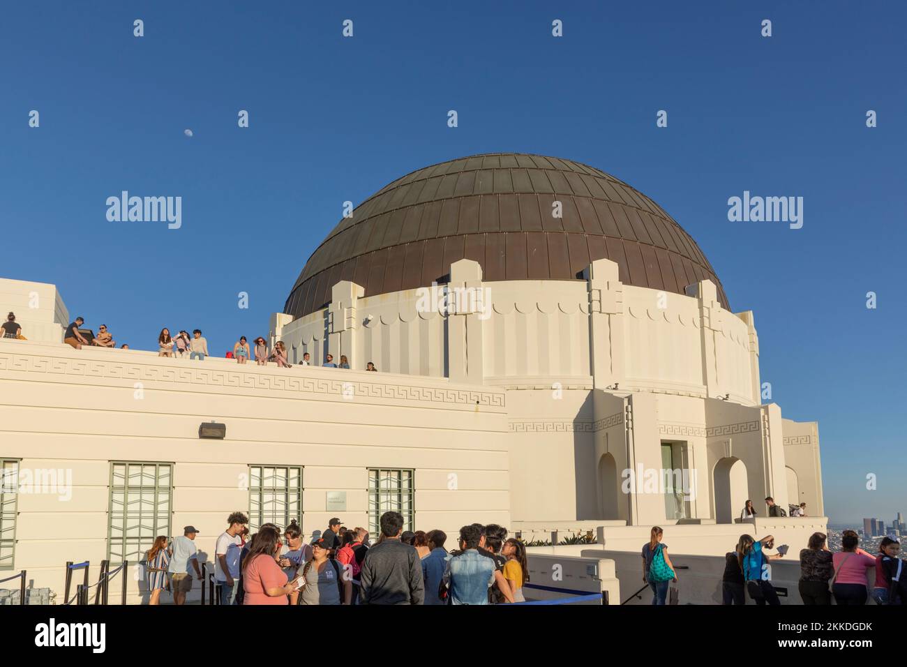 LOS ANGELES, USA - 17 MARZO 2019: LOS People al Griffith Observatory di Los Angeles al tramonto. L'osservatorio è aperto al pubblico con ingresso libero Foto Stock