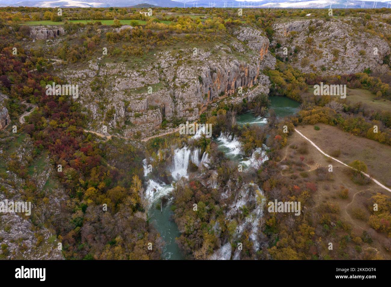 La cascata più alta del parco nazionale di Krka. Cascata Manojlovac o Manojlovački slapovi in autunno, Croazia. Foto Stock