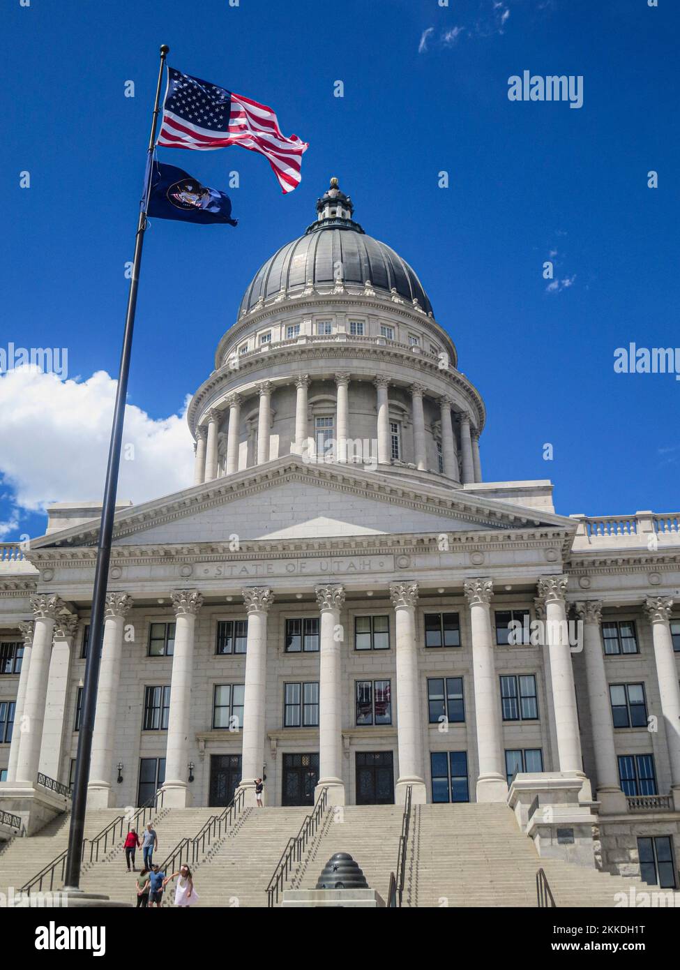 Washington, USA - 26 maggio 2019: La gente visita il campidoglio nello Utah sotto il cielo blu. Foto Stock