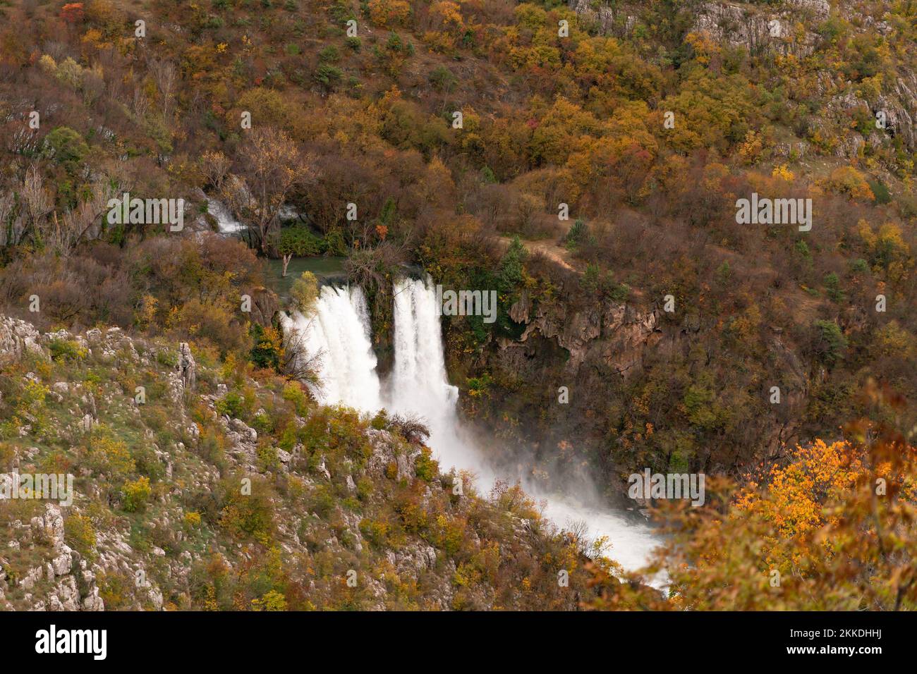 La cascata più alta del parco nazionale di Krka. Cascata Manojlovac o Manojlovački slapovi in autunno, Croazia. Foto Stock