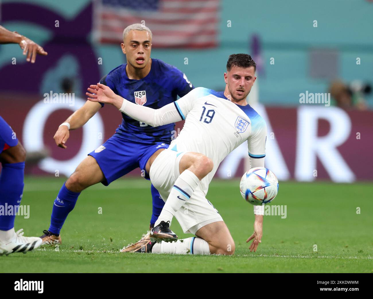 AL KHOR, QATAR - 25 NOVEMBRE: Coppa del mondo FIFA Qatar 2022 incontro di Gruppo B tra Inghilterra e Stati Uniti allo Stadio al Bayt il 25 novembre 2022 ad al Khor, Qatar. Mason Mount of England Sergino Dest of USA © diebilderwelt / Alamy Live News Foto Stock