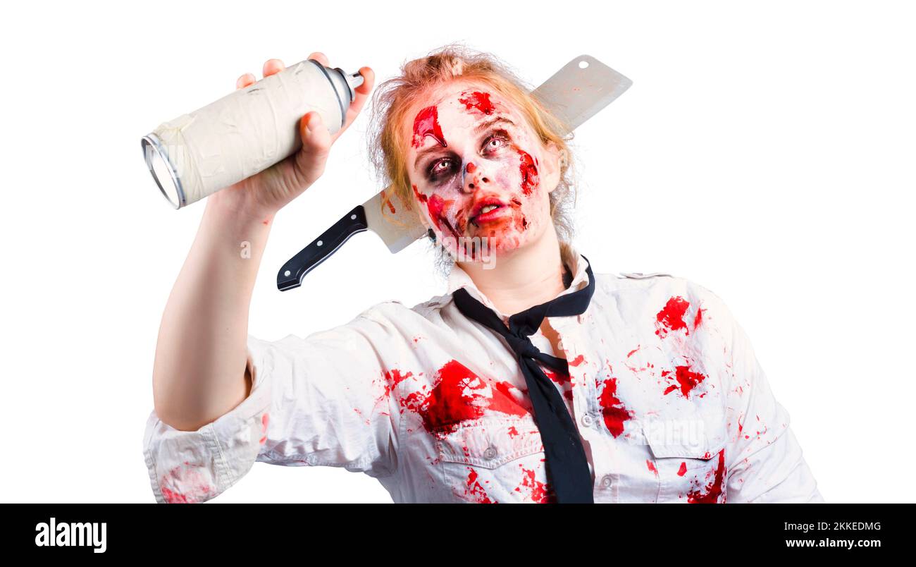 Una donna in undead zombie make up con una bomboletta spray spruzzare un messaggio di halloween Foto Stock