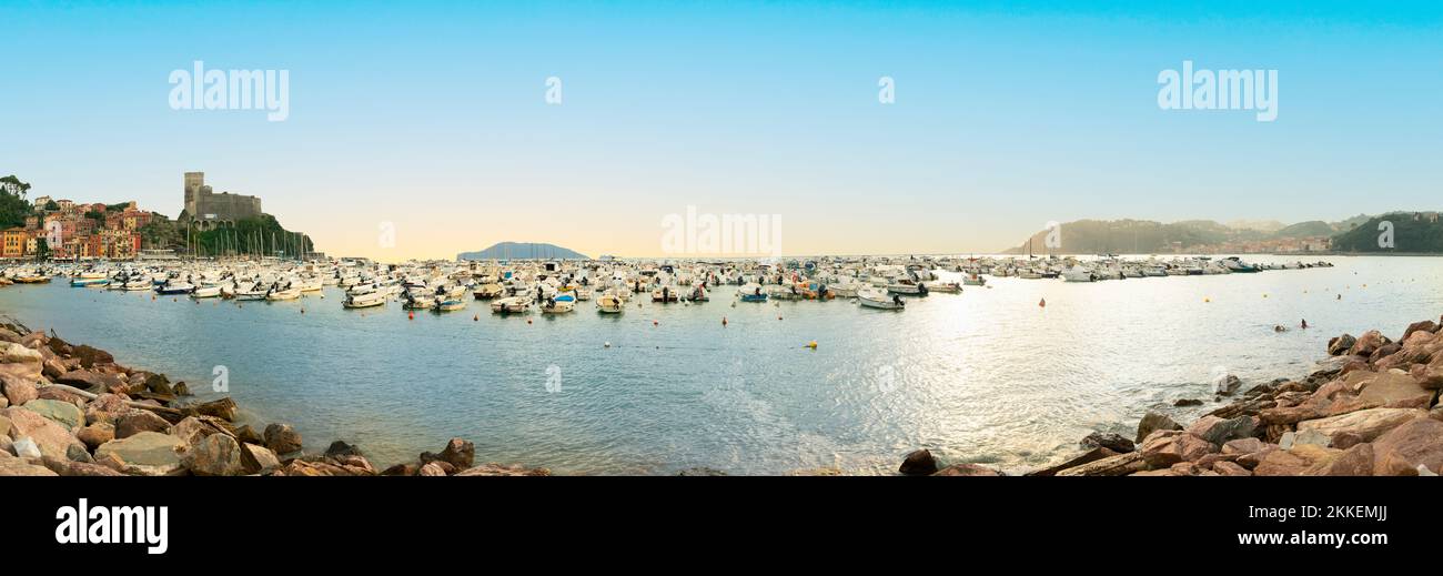 Lerici, Italia - 7 agosto 2019: Vista panoramica delle barche della Baia dei Poeti dal sentiero che conduce al castello di Lerici, Italia in estate Foto Stock