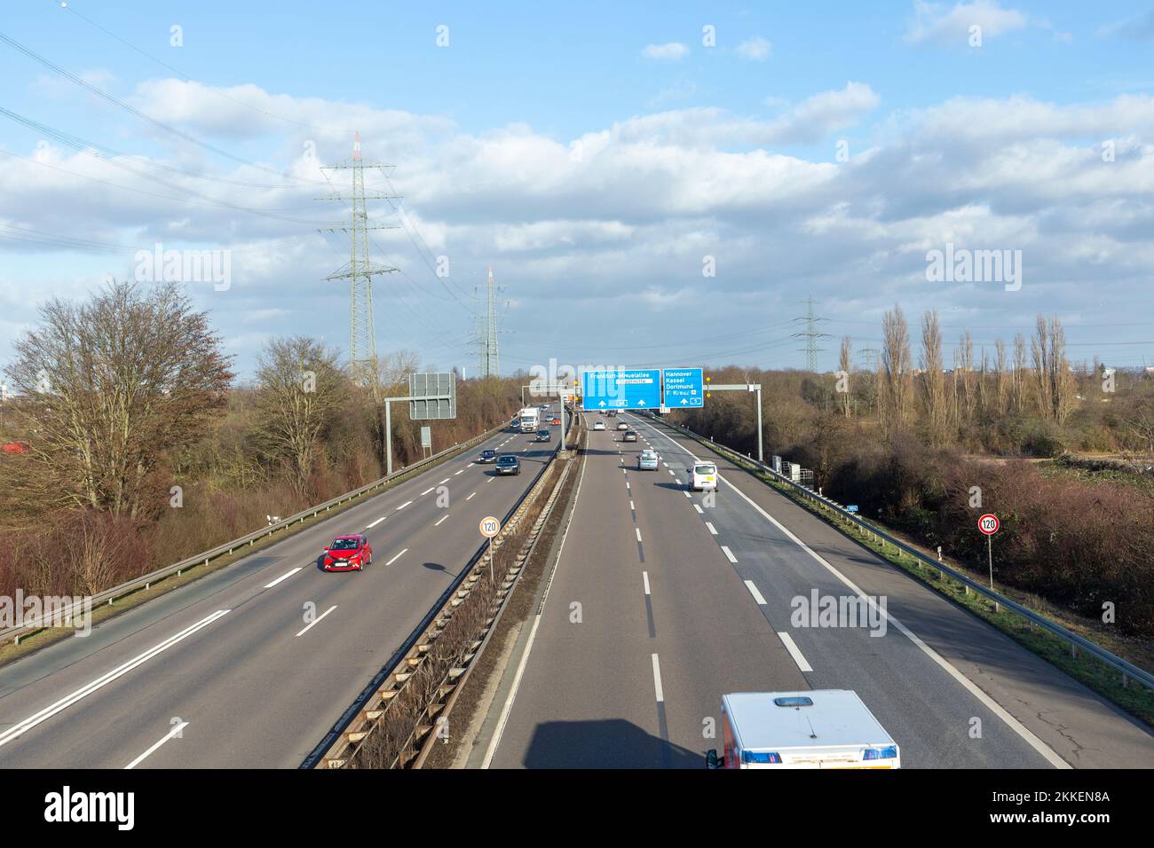 Francoforte, Germania - 28 gennaio 2022: Vista sull'autostrada tedesca A5 con riduzione della velocità a 120 km e segnaletica blu per l'uscita successiva. Foto Stock