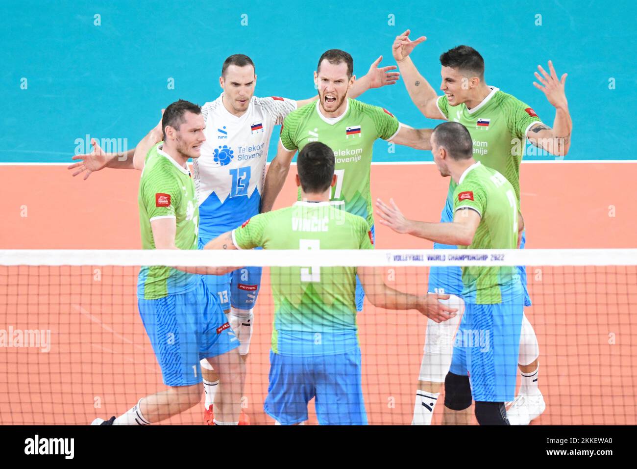 La nazionale slovena festeggia la vittoria contro l'Ucraina. Campionato del mondo di pallavolo 2022. Quarti di finale Foto Stock