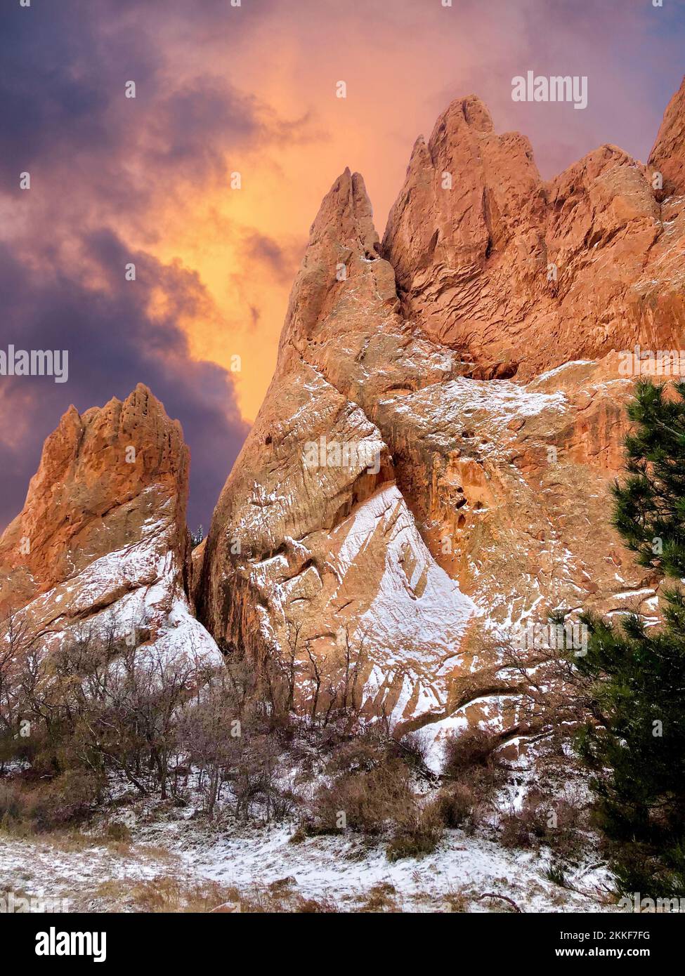 Giardino degli dei durante una tempesta di neve con bella neve bianca contrastante contro le rocce rosse. Foto Stock