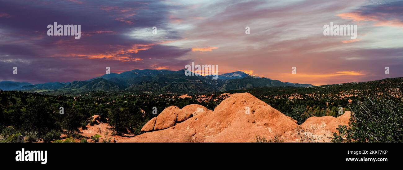 Vista panoramica dal parco Garden of the Gods che guarda verso ovest e Pikes Peak al tramonto spettacolare. Foto Stock