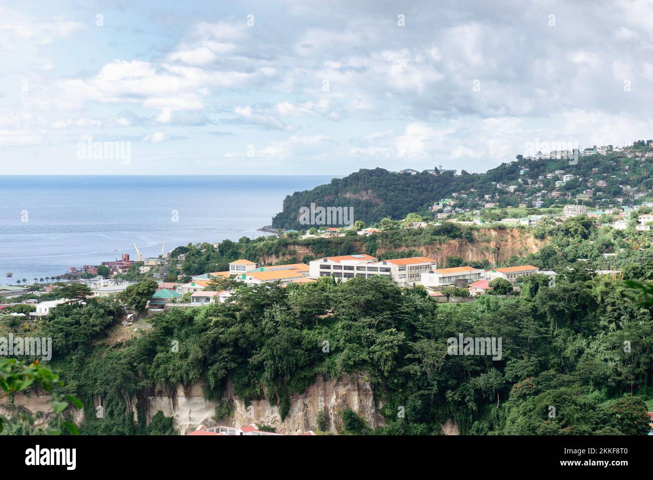 Città costiera caraibica di Roseau in Dominica, con accesso al mare dei Caraibi Foto Stock