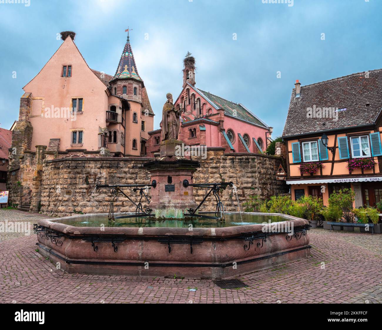 Eguisheim, Francia - 12 ottobre 2022: Case medievali tradizionali a Eguisheim in Alsazia lungo la strada del vino Foto Stock