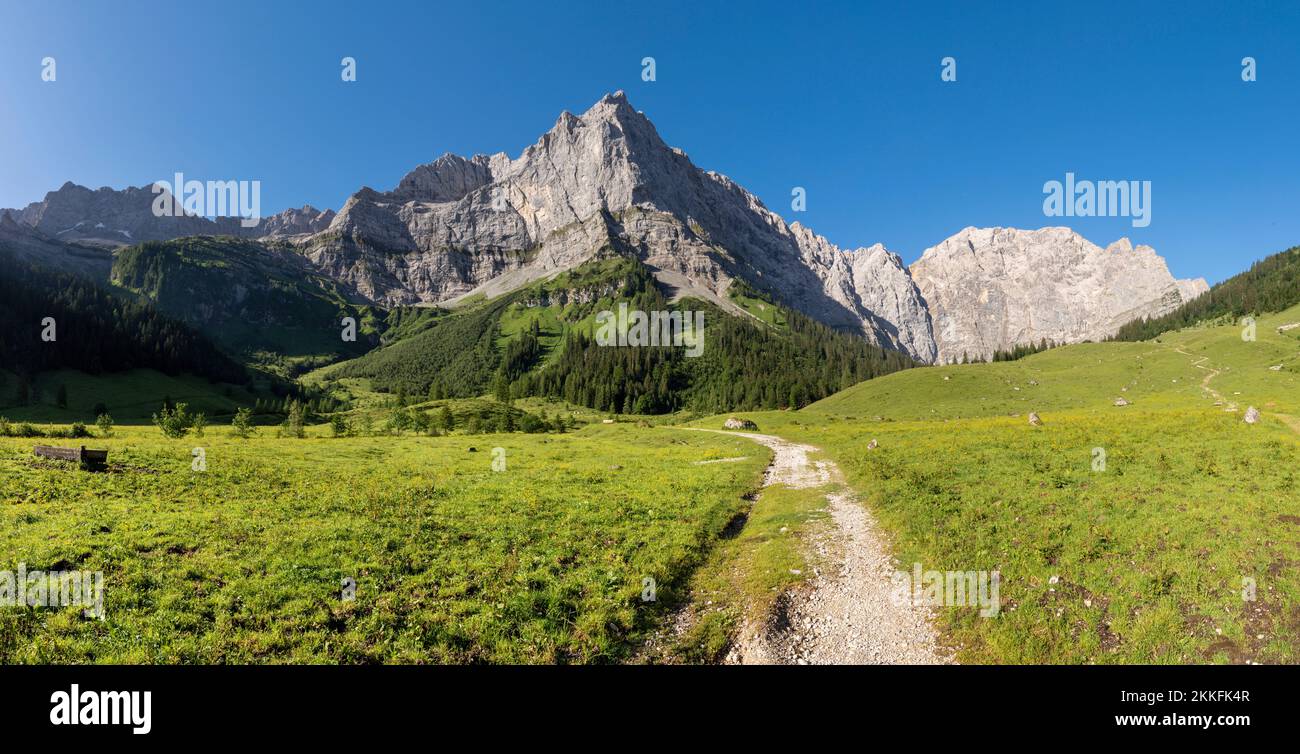 Il panorama mattutino delle pareti nord dei monti Karwendel - pareti di Spritzkar spitze e Grubenkar spitze da Enger alto - Grosser Ahornboden muro Foto Stock