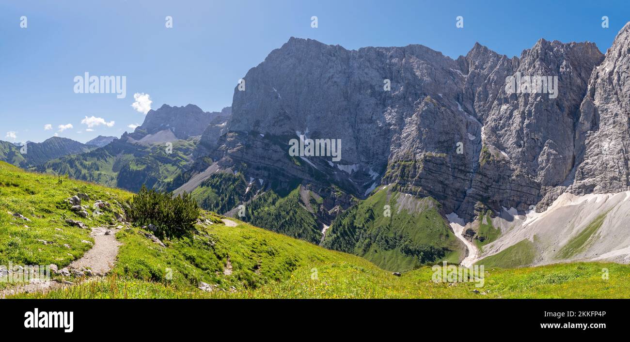 Le pareti nord dei monti Karwendel - Dreizinken spitze, Laliderer spitze e altre cime. Foto Stock