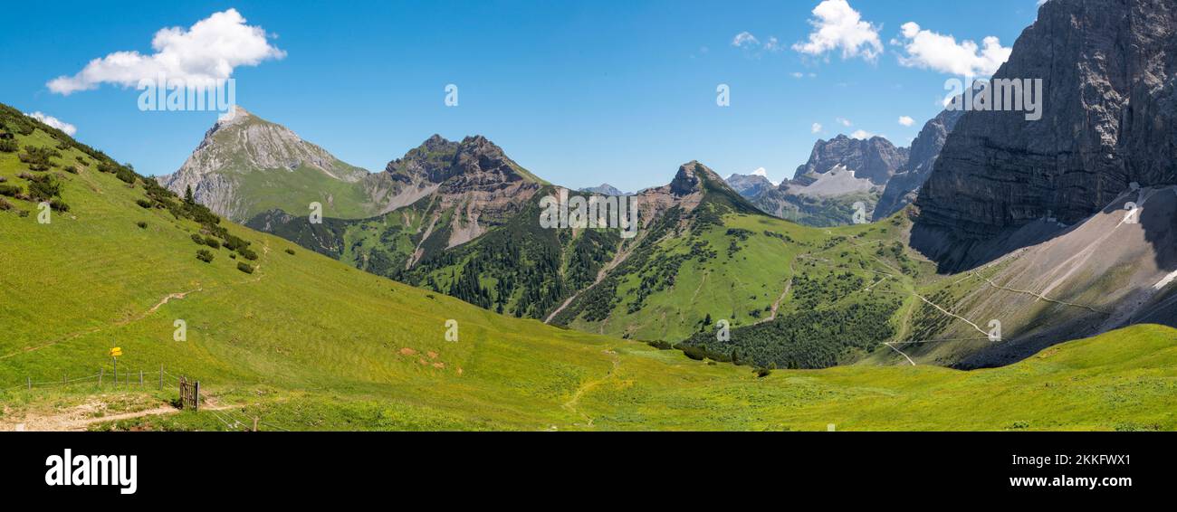 Il panorama dei monti Karwendel - guarda alle cime di Teufelskopf e Gumpfenspitze (link) dalla strada per Falkenhutte chalet. Foto Stock
