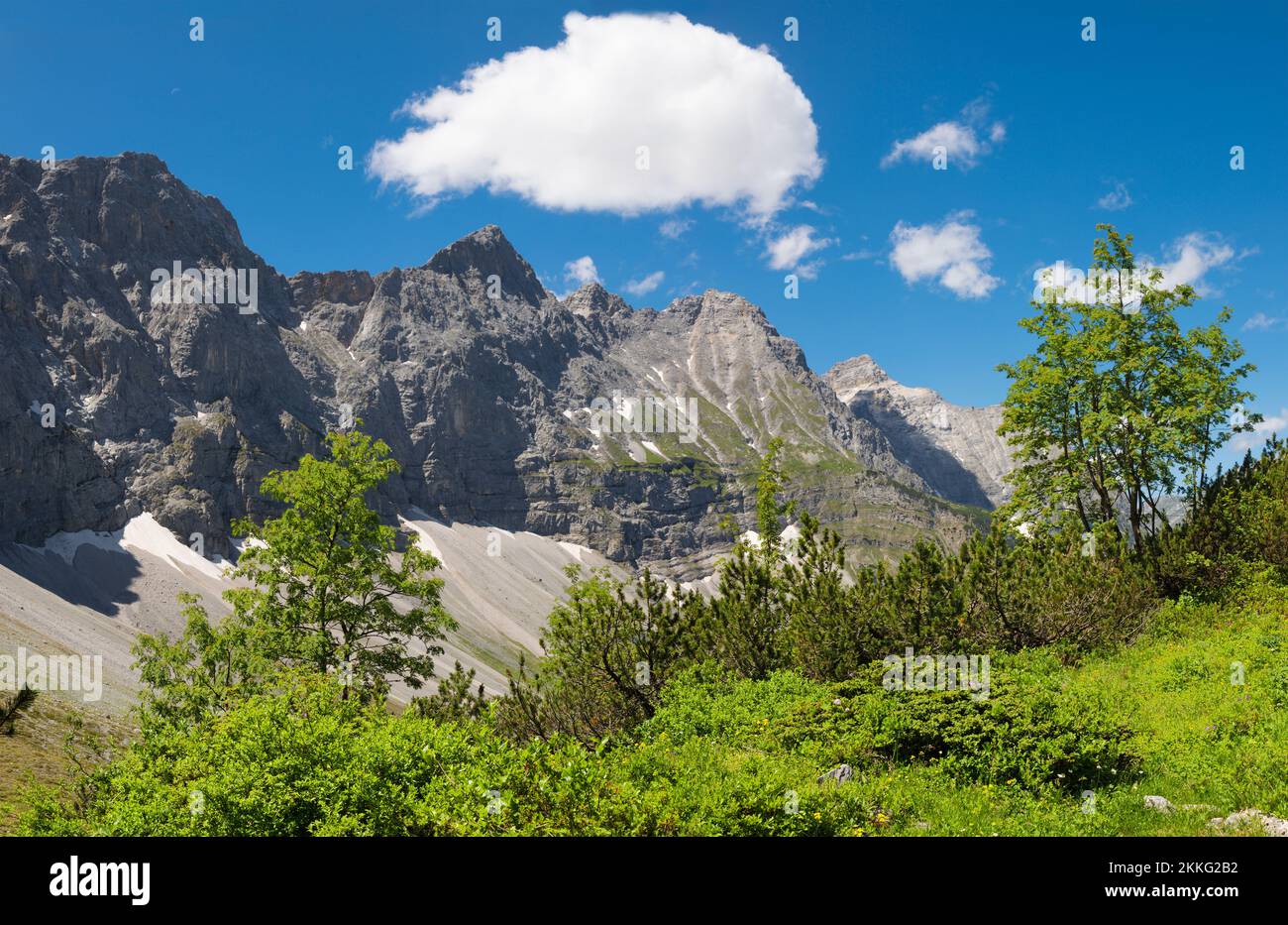 Le pareti nord dei monti Karwendel - Bockkarspitzhe, Nordliche Sonnenspitze da Falkenhutte chalet. Foto Stock