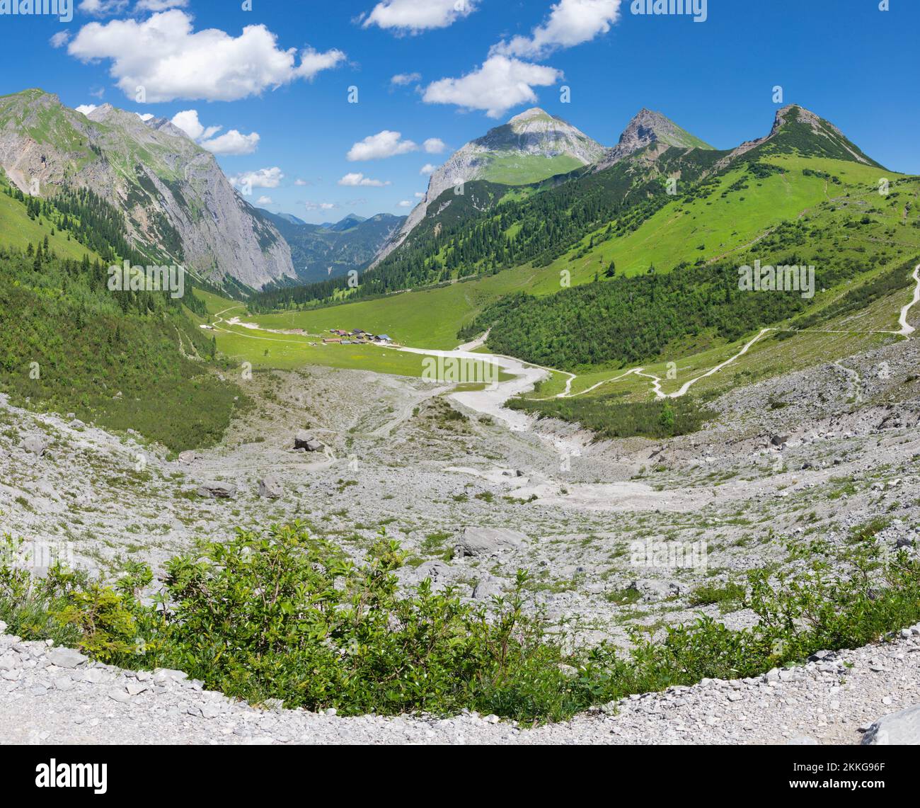 I prati dei monti Karwendel dalla strada per Falkenhutte chalet. Foto Stock