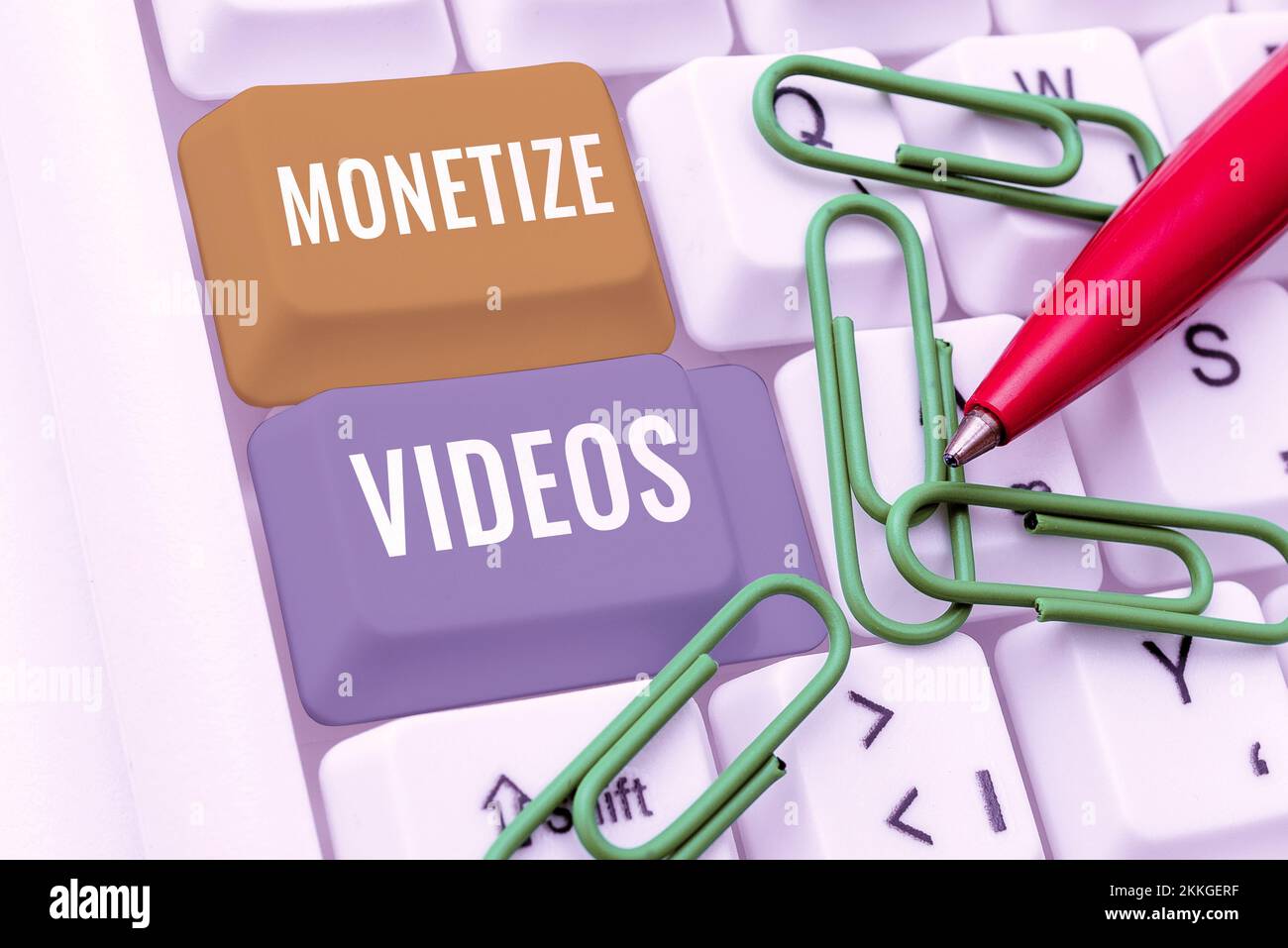 Segno che mostra Monetizza video. Processo di Business idea per guadagnare denaro dai tuoi video caricati su YouTube Foto Stock