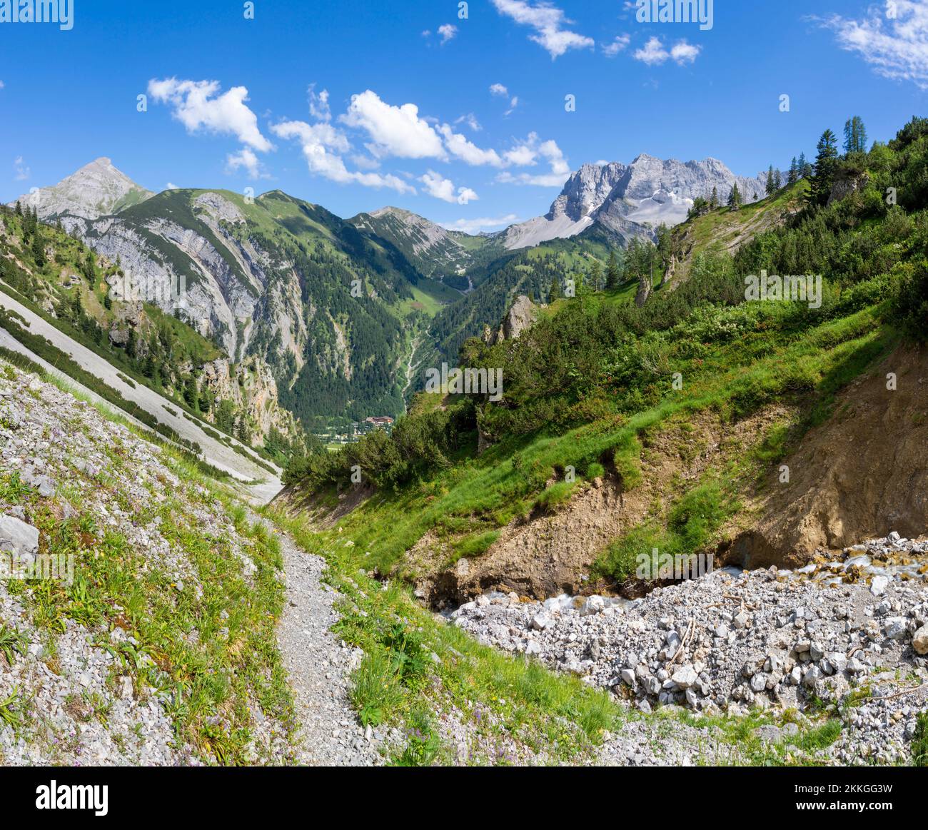 Le pareti nord dei monti Karwendel - picco di Lamsen spitze. Foto Stock