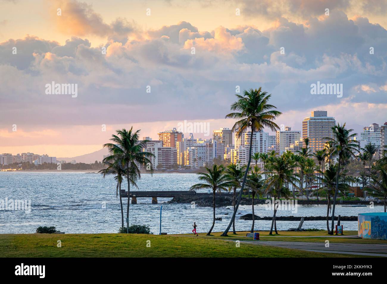 Vista all'alba di Condado da Escambron Point a San Juan, sull'isola tropicale dei Caraibi di Puerto Rico, USA. Foto Stock