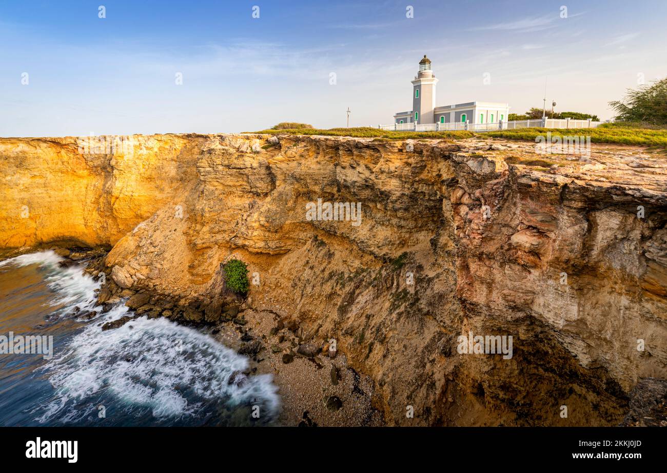 Faro e scogliere di Los Morillos a Cabo Rojo, sull'isola tropicale dei Caraibi di Puerto Rico, USA. Foto Stock