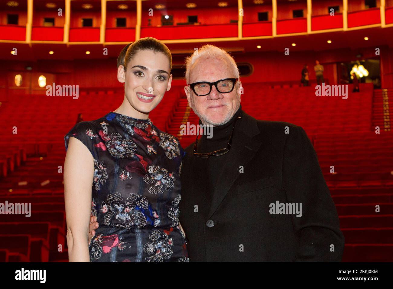 Torino, Italia. 25th novembre 2022. L'attrice italiana Pilar Fogliati (a sinistra) con l'attore britannico Malcolm McDowell (a destra) all'interno del Teatro Regio, Torino. Credit: Marco Destefanis/Alamy Live News Foto Stock