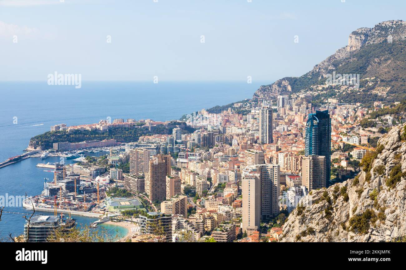 Monte Carlo - Agosto 2022: Vista panoramica della città. Porto e skyline di Monaco. Foto Stock