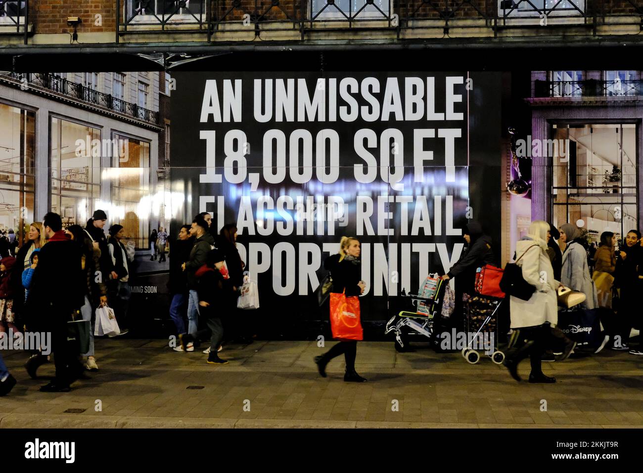 Londra, Regno Unito. 25th Novembre 2022. Un'unità di vendita al dettaglio vuota su Oxford Street dove la scomparsa di aziende dopo la pandemia ha portato a negozi vacanti, che sembrano essere stati riempiti di "American Candy Stores". Oxford Street è comunque affollata con gli acquirenti la sera del Black Friday con varie promozioni e sconti in offerta nei negozi. È anche l'ultimo venerdì del mese in cui molti dipendenti sono pagati. Credit: Undicesima ora di Fotografia/Alamy Live News Foto Stock