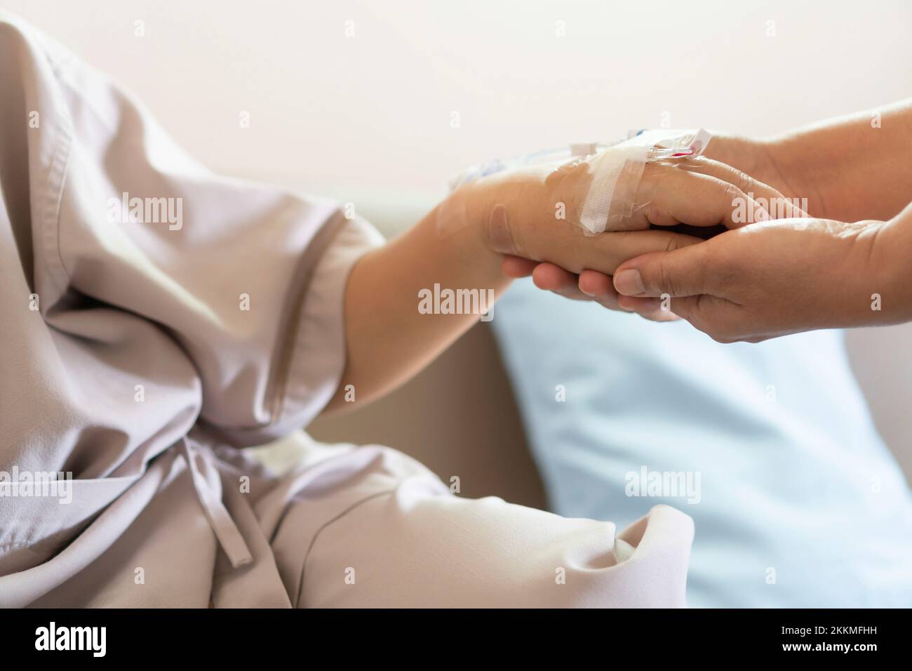 Tenendo la mano del paziente dell'ospedale Foto Stock