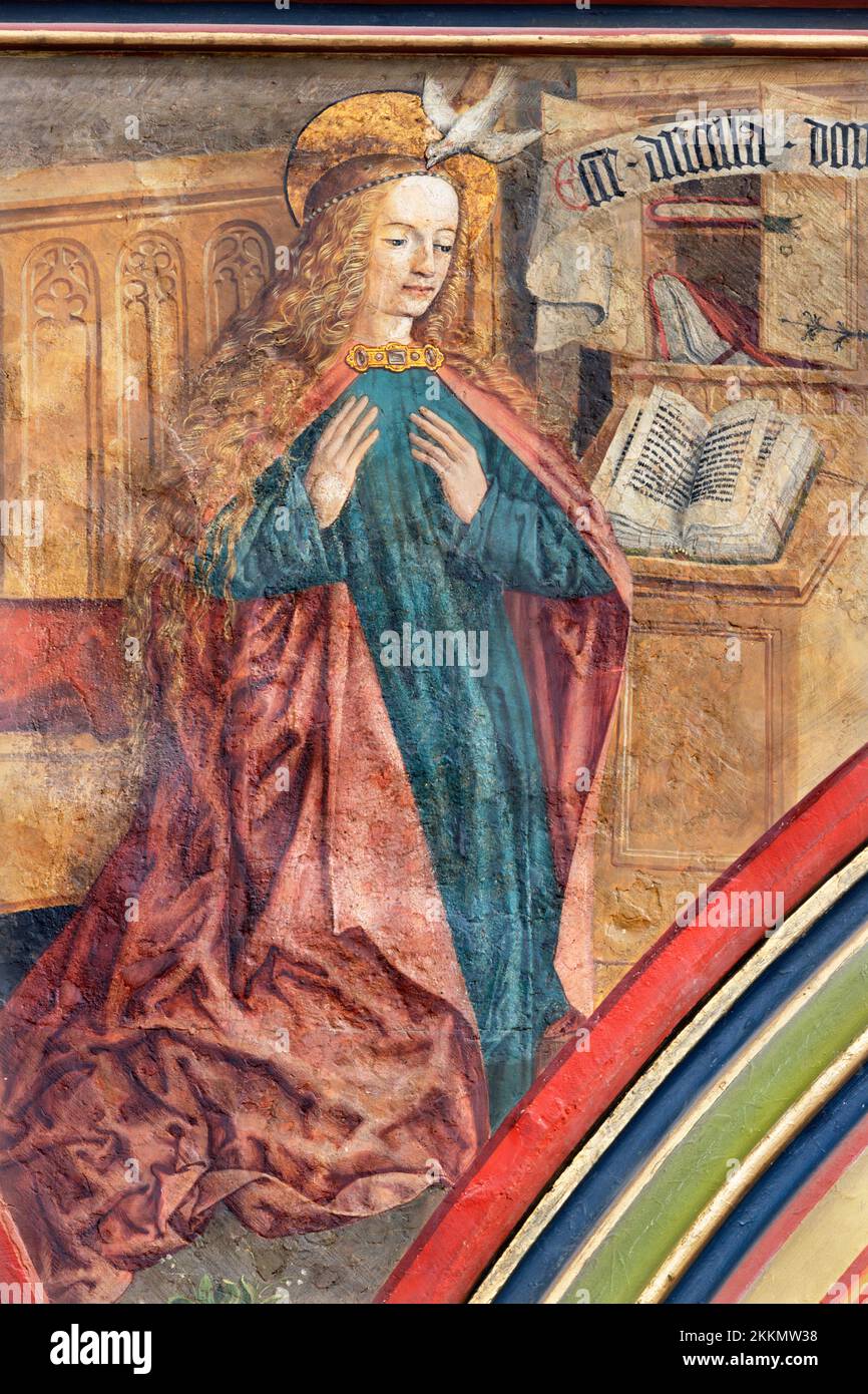 BERNA, SVIZZERA - JUNY 27, 2022: La Vergine Maria come dettaglio dell'affresco dell'Annunciazione nella chiesa Franzosichche Kirche di Nelkenmeister Foto Stock