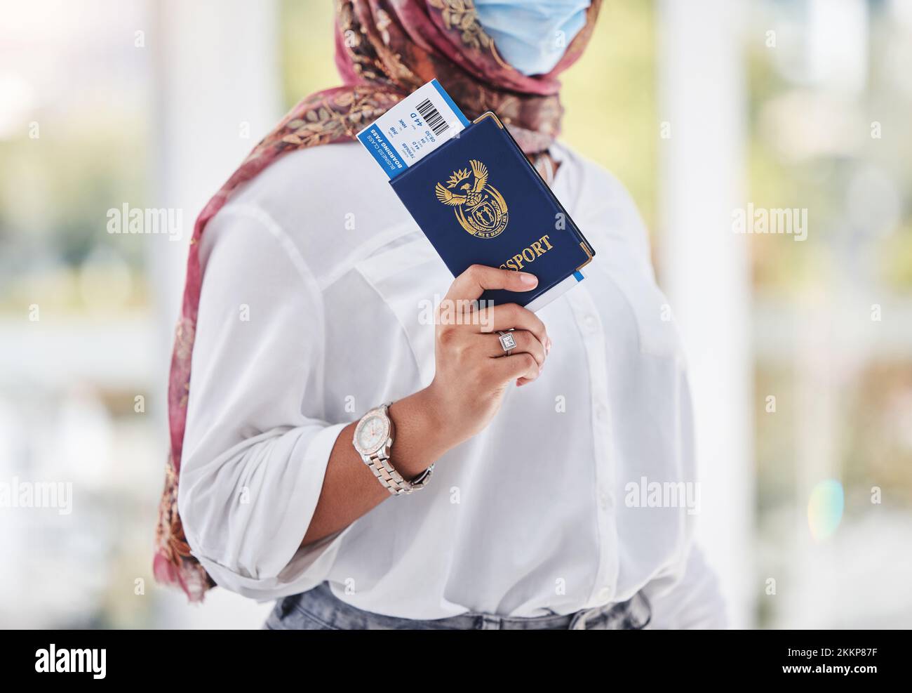 Covid, passaporto e viaggi con una donna musulmana in aeroporto per viaggi internazionali o globali e turismo. Mano, documenti e immigrazione con un Foto Stock
