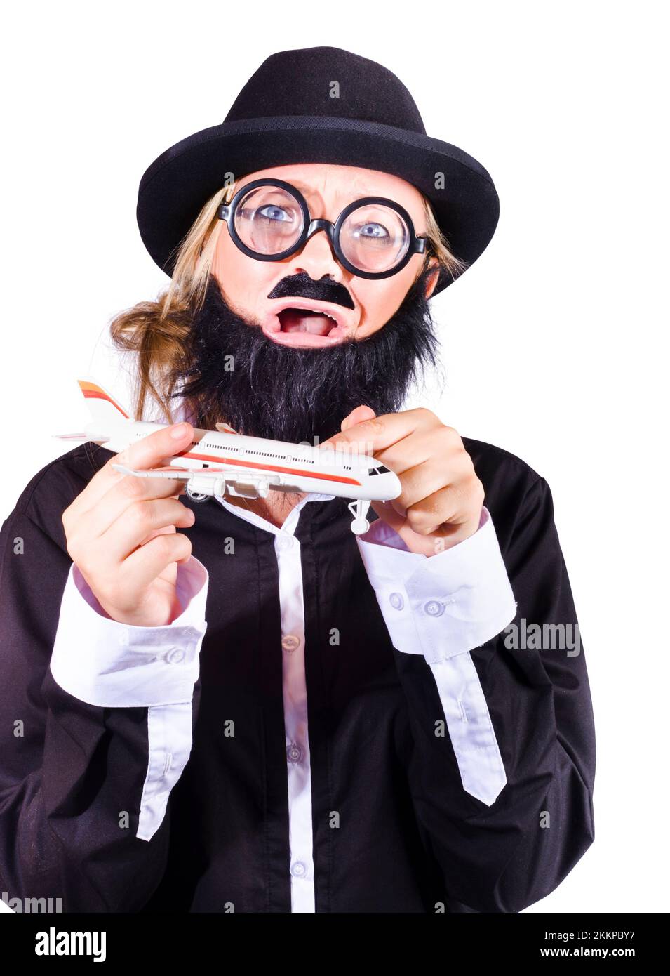 Crazy femminile travestito come un uomo che indossa cappello nero del  trilby di homburg, barba finta, baffi e grandi occhiali da rimm, jacking un  aereo jumbo jet in un Foto stock 