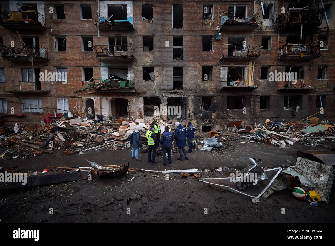 Il presidente dell'Ucraina Volodymyr Zelenskyy ha visitato la città di Vyshgorod, nella regione di Kyiv, durante un viaggio di lavoro e ha ispezionato un edificio residenziale di quattro piani danneggiato da un attacco missilistico russo il 23 novembre. Il capo dell'amministrazione militare regionale di Kiev Oleksiy Kuleba ha riferito al capo di Stato circa la portata della distruzione causata da un missile russo che colpisce l'edificio. Sei persone sono state uccise e almeno 30 sono state ferite in questo colpo. Alle vittime vengono fornite le cure mediche necessarie. Foto Stock