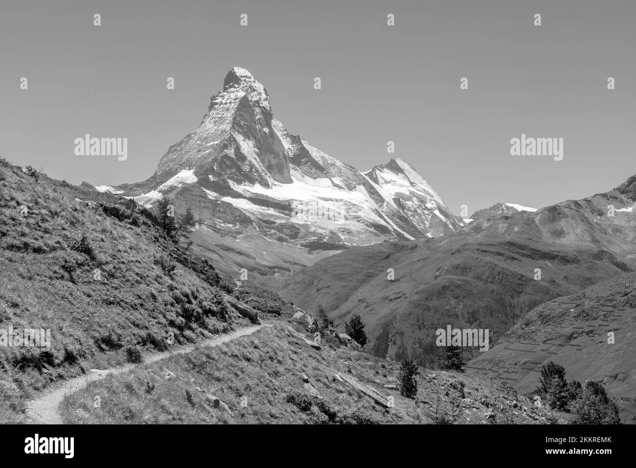 La cima del Cervino sopra la valle del Cervino nelle aslps di Walliser. Foto Stock