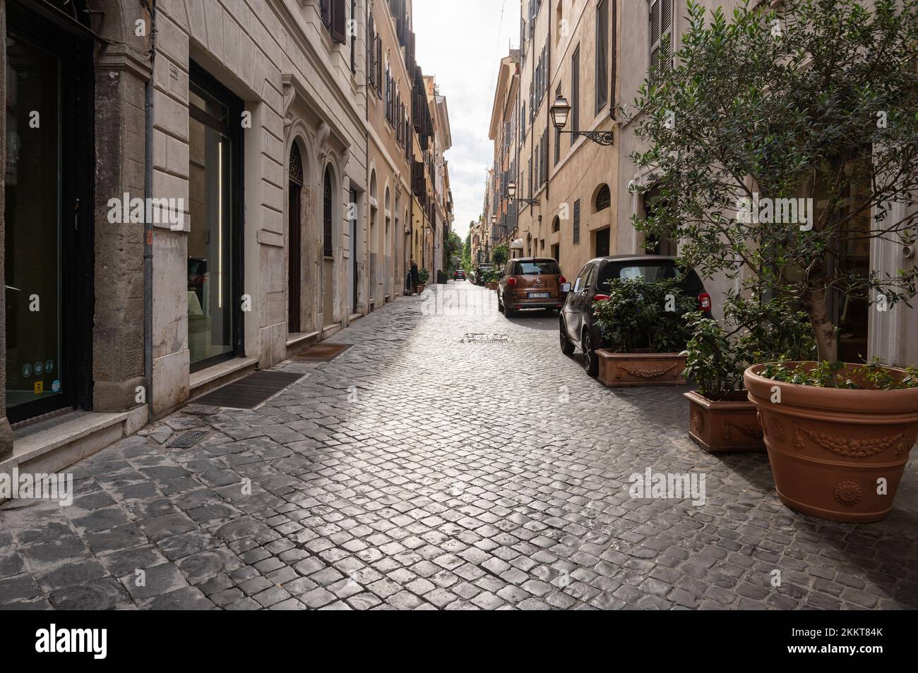 Roma, Italia - 22 ottobre 2022: Strette stradine nel centro di Roma. aree residenziali. Marciapiede pavimentato. Foto Stock