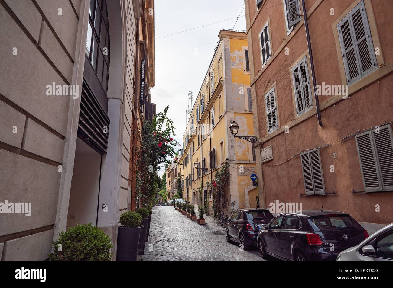 Roma, Italia - 22 ottobre 2022: Strette stradine nel centro di Roma. aree residenziali. Marciapiede pavimentato. Foto Stock