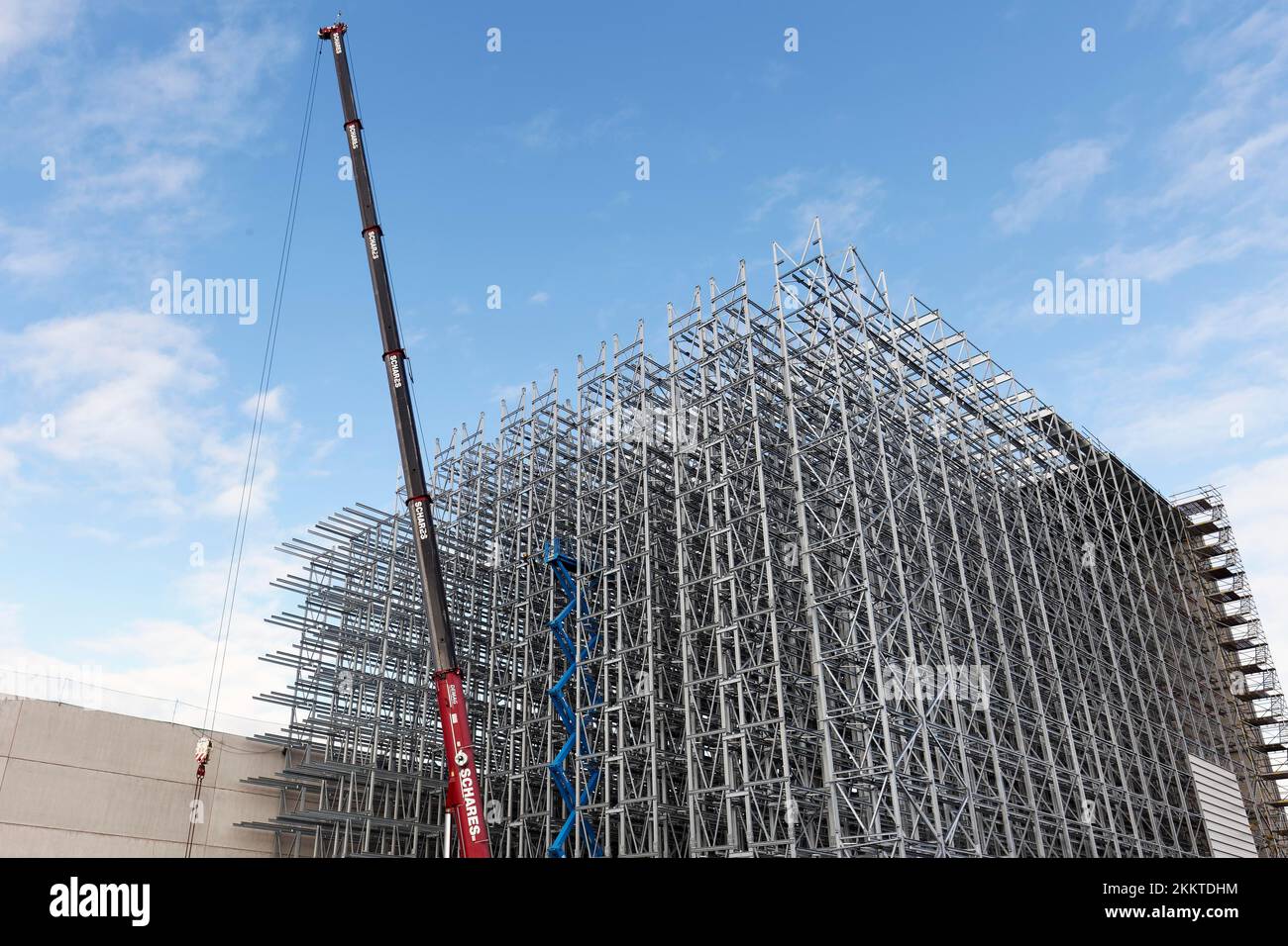 Magazzino ad alto bacino in costruzione, costruzione di tralicci, Krefeld, Renania settentrionale-Vestfalia, Germania, Europa Foto Stock
