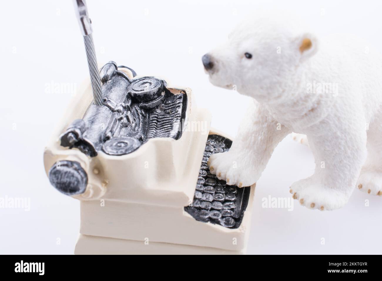 Polar Bear Cub sul tetto di una casa modello mado del tetto Foto Stock