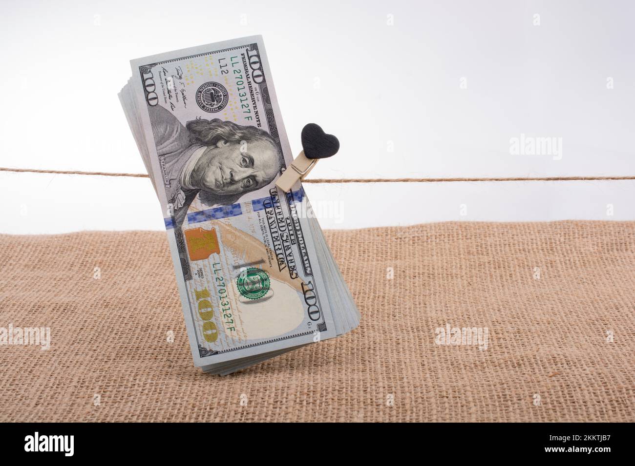 American 100 banconote di dollari con un cuore agganciare una stringa Foto Stock
