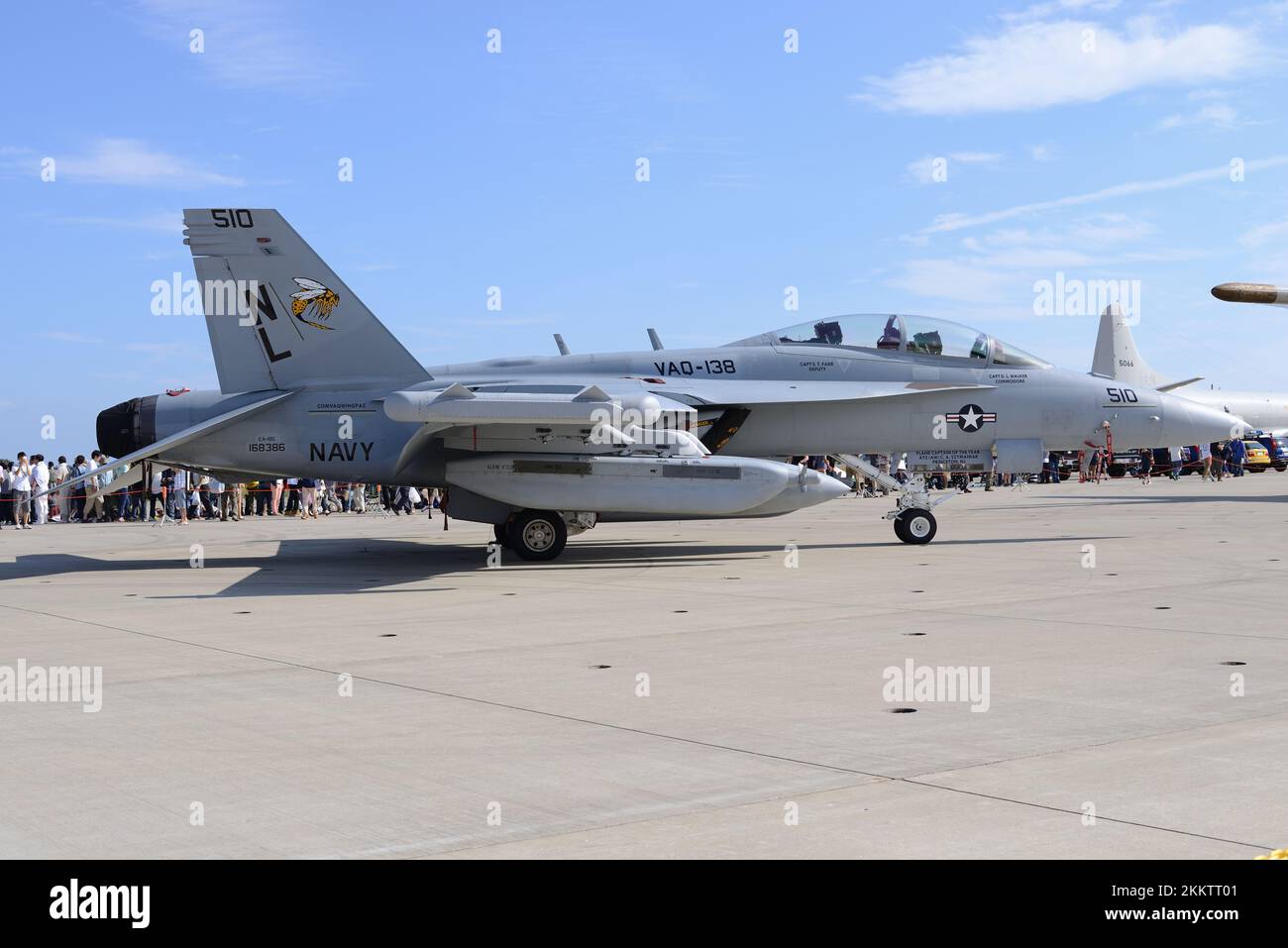 Prefettura di Aomori, Giappone - 07 settembre 2014: Boeing EA-18G Growler della marina degli Stati Uniti aereo da guerra elettronico VAQ-138 Giacche gialle. Foto Stock