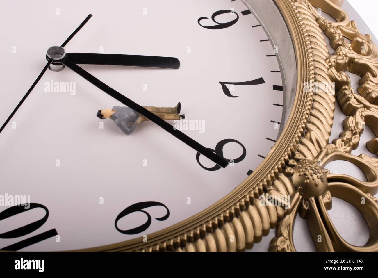 Uomo modello in un orologio su uno sfondo bianco Foto Stock