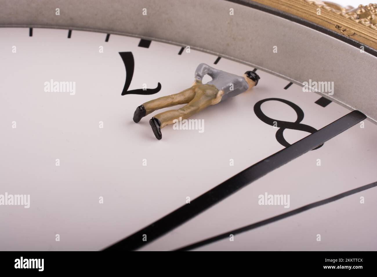 Uomo modello in un orologio su uno sfondo bianco Foto Stock