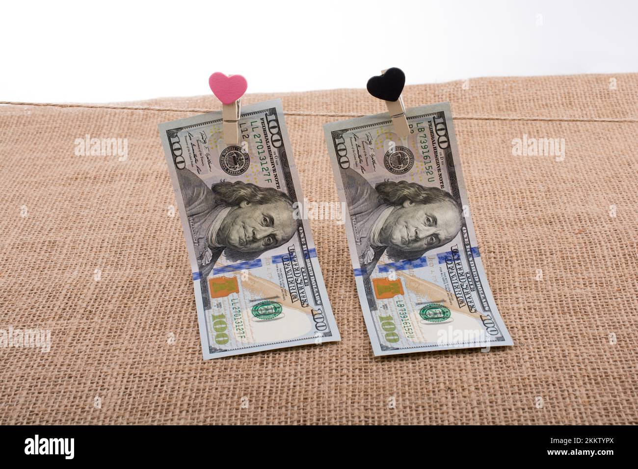 American 100 banconote di dollari con un cuore agganciare una stringa Foto Stock