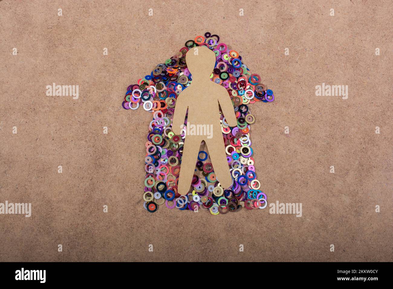 L'uomo forma tagliata fuori della carta su un segno di freccia Foto Stock