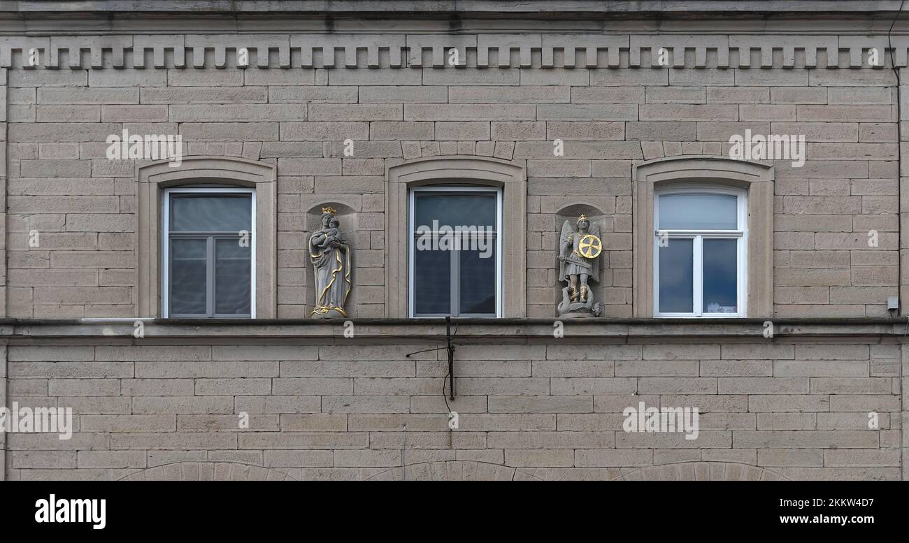 Sculture di santi sulla facciata di una casa del 19th ° secolo, Theres, bassa Franconia, Baviera, Germania, Europa Foto Stock