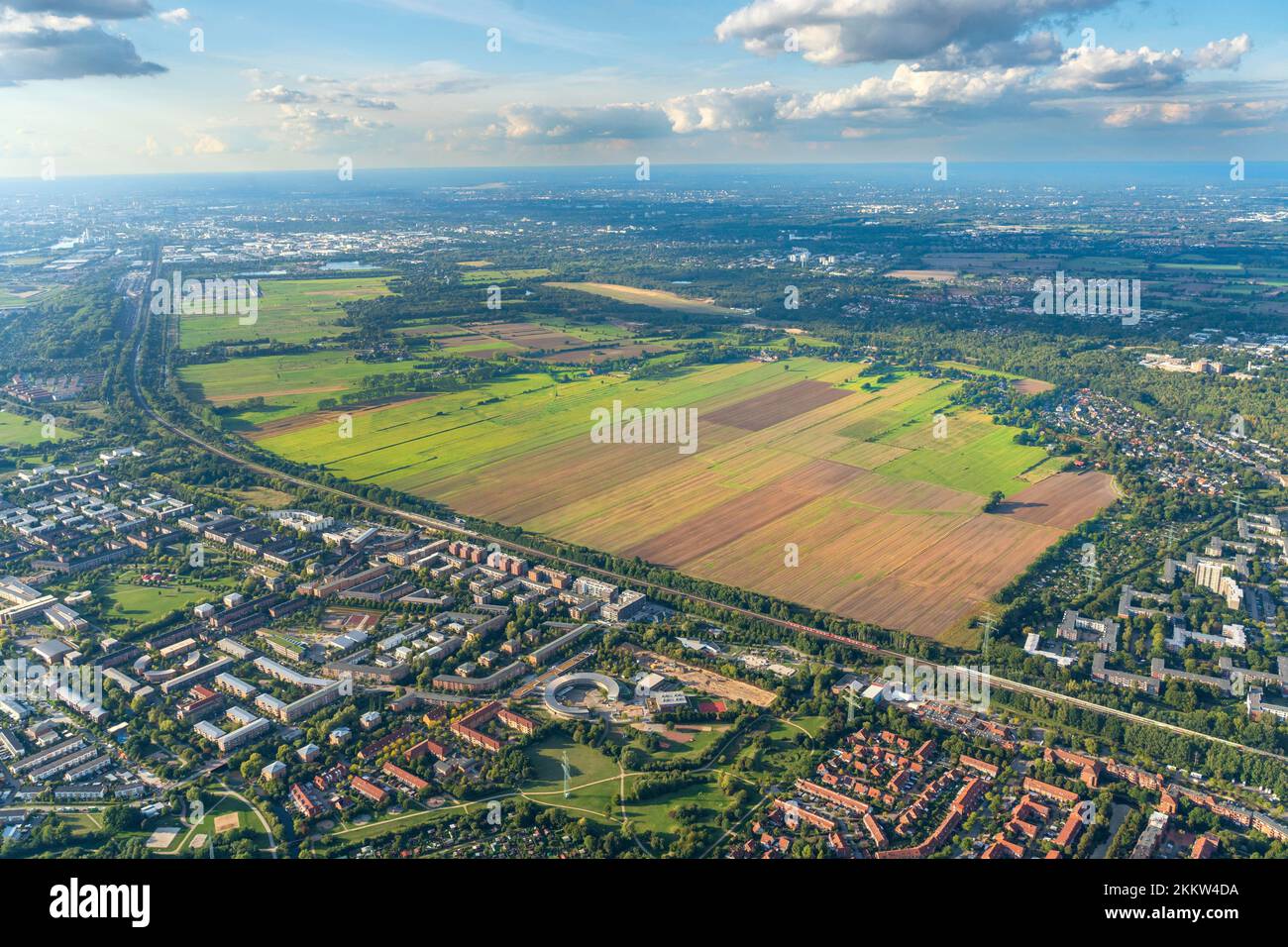 Vista aerea del nuovo distretto di Amburgo Oberbillwerder, Bergedorf West, Neu-Allermöhe, Boberger Niederung, riserva naturale, linea ferroviaria, edificio sono Foto Stock