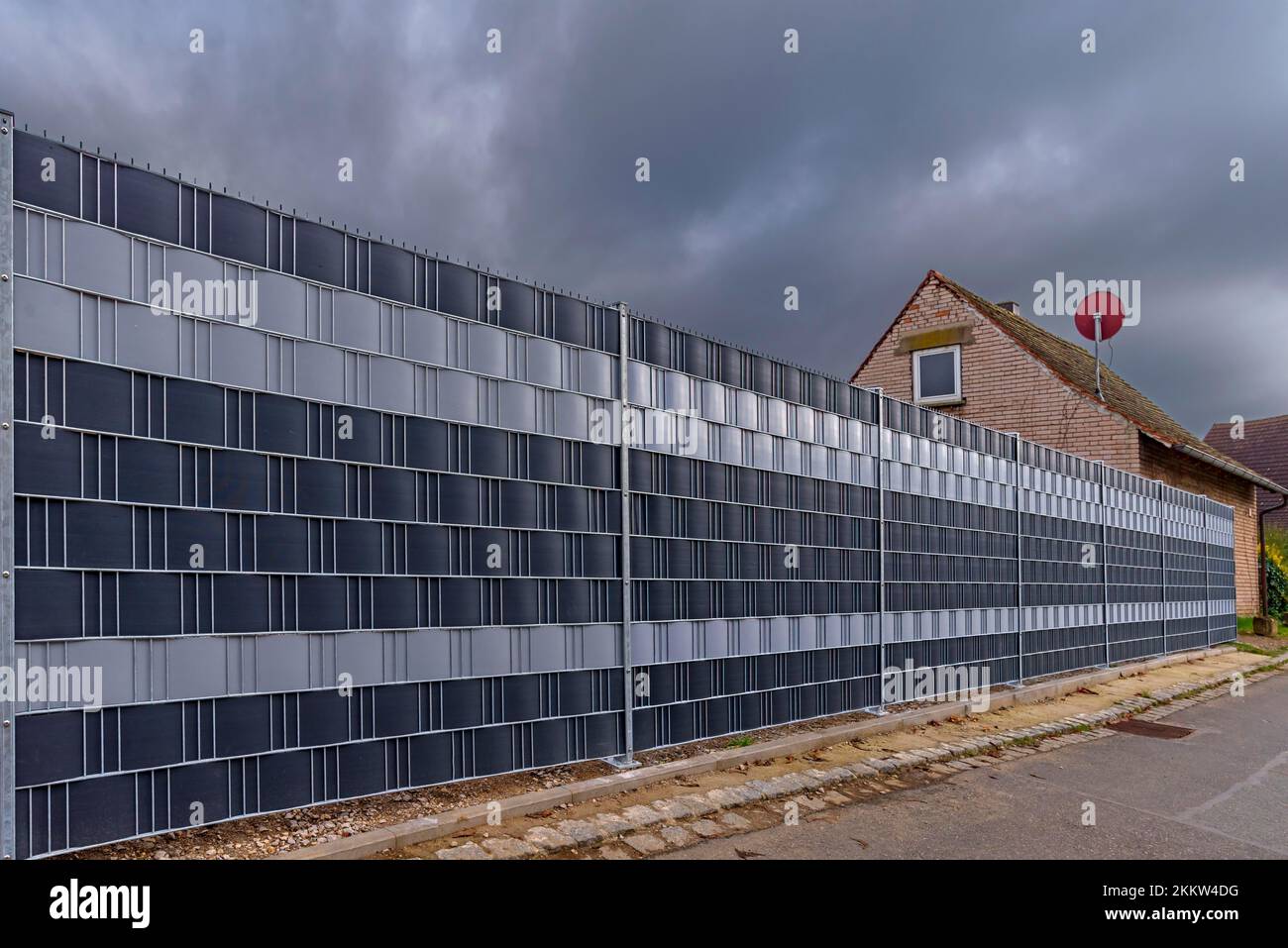 Moderno schermo di privacy di fronte a una casa privata, Baviera, Germania, Europa Foto Stock