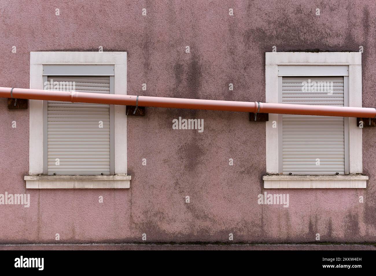 Il tubo di scarico attraversa le finestre di una casa singola, Obertheres, bassa Franconia, Baviera, Germania, Europa Foto Stock