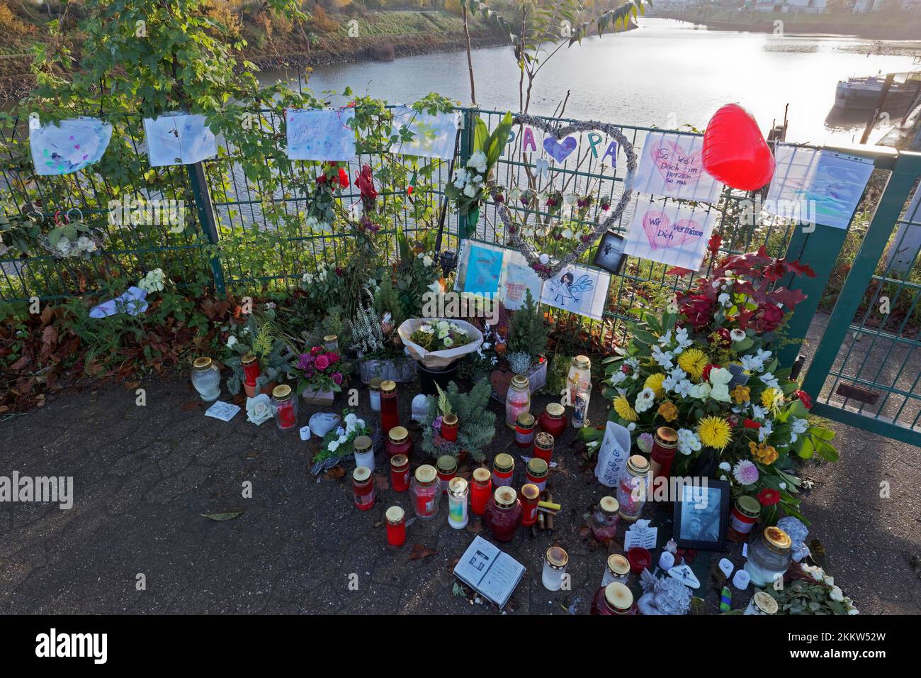 Memoriale per un padre di una famiglia che è morto in un incidente sulla strada, candele, fiori e disegni per bambini, porto del Reno Krefeld, Nord Reno-noi Foto Stock
