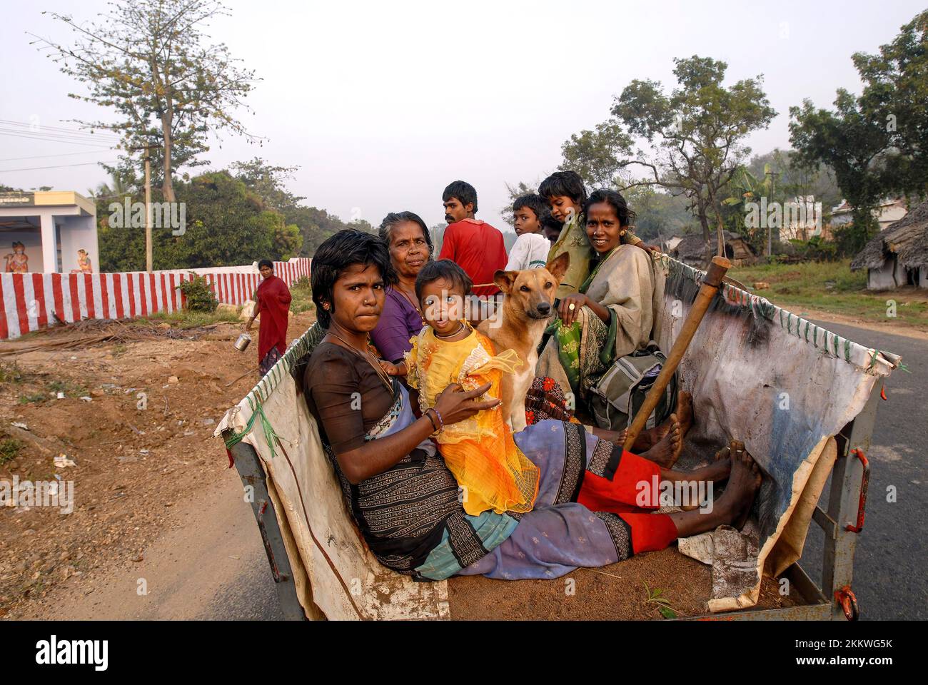 Abitanti del villaggio che viaggiano su un carro da bullock con il loro cane da compagnia, Tamil Nadu, India del Sud, India, Asia Foto Stock