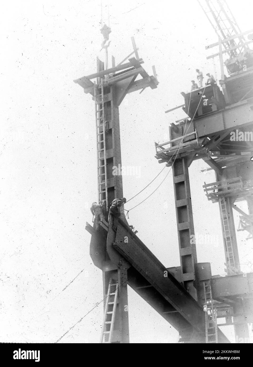 Costruzione del vecchio ponte Dnieper. Installazione di una campata ad arco. Dneprostroy, 1930. Foto Stock